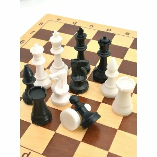 пластмассовые шахматы. пластмассовые шахматы. шахматы обиходные пластик король 7 см с деревянной шахматной доской. шахматы из пластмассы. шахматы пластмассовые.