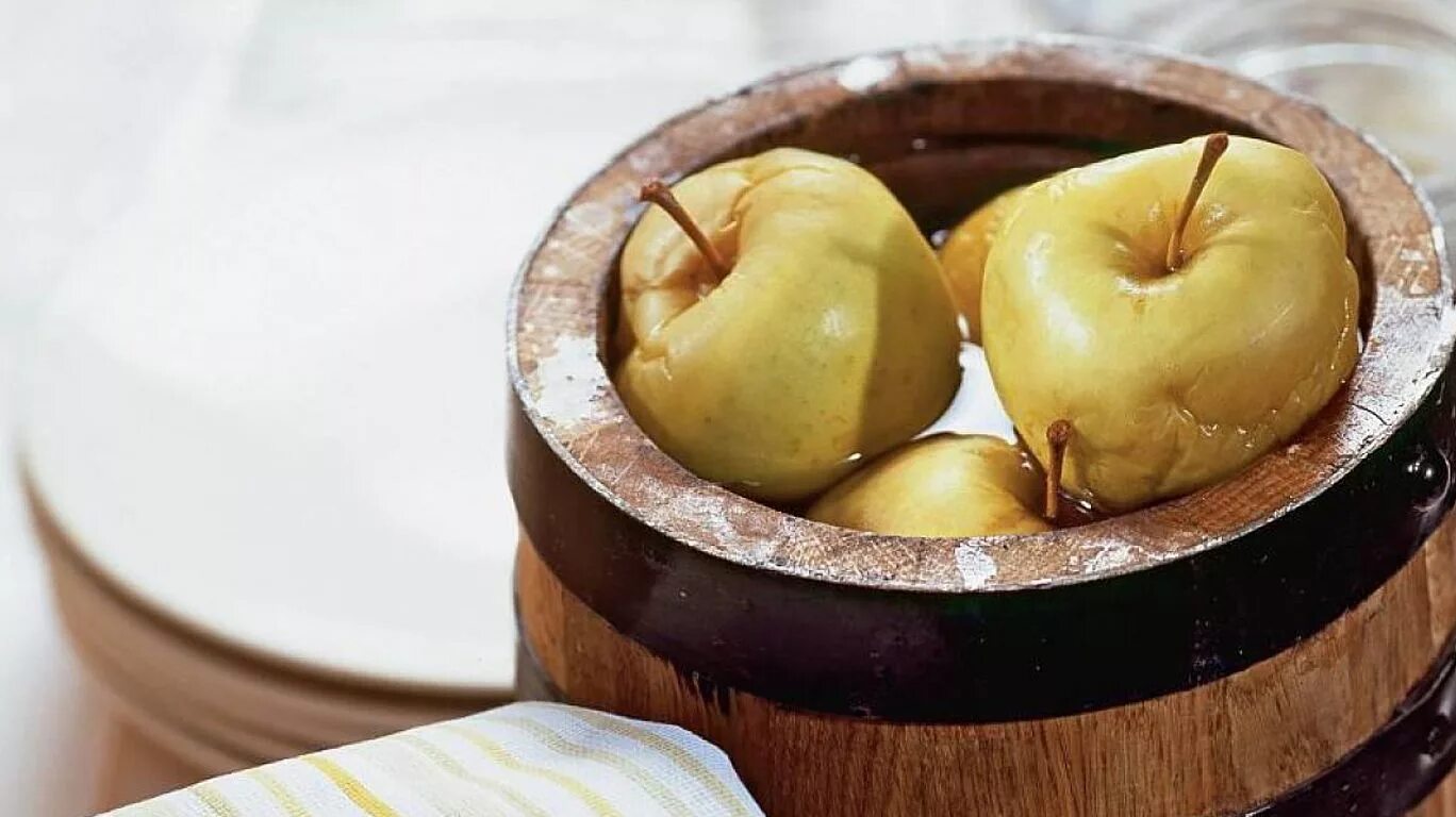 Рецепт моченых яблок в банки. Яблоки богатырь моченые. Моченые яблоки. Квашеные яблоки. Яблоки квашеные и моченые.