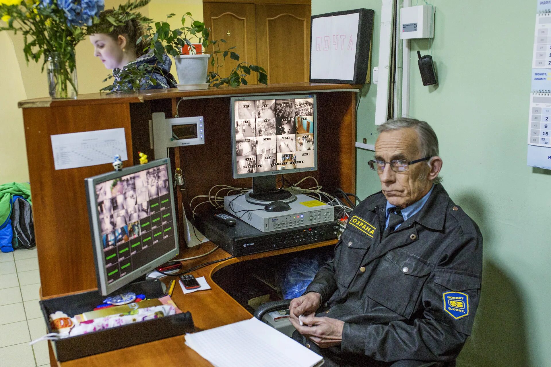 Охранники пенсионеры. Охрана в школе. Школьный охранник. Вахтер. Охранник в школе фото.