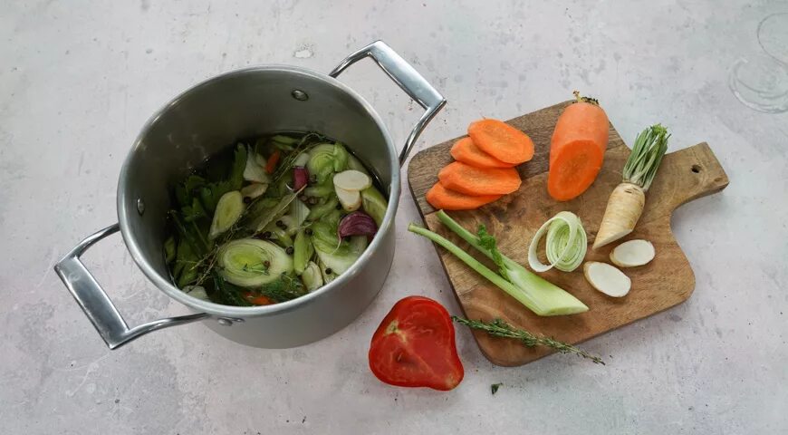 Овощной отвар. Заготовка овощная для бульона. Кухня наизнанку овощной бульон. Овощи кладем слоями в кастрюлю.
