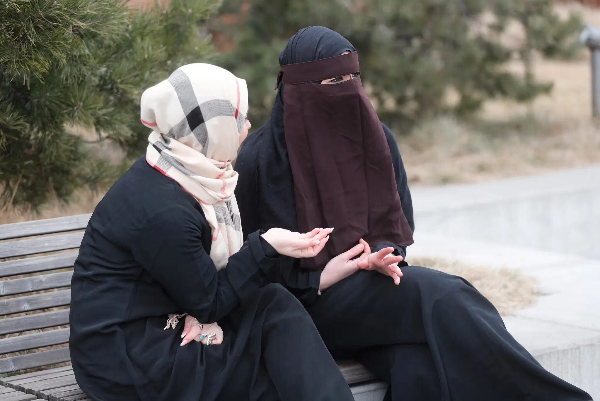 Никаб и хиджаб и паранджа отличие. Как называется закрытый хиджаб. Хиджаб паранджа чадра никаб. Никаб хиджаб паранджа. Как называется закрытый хиджаб.