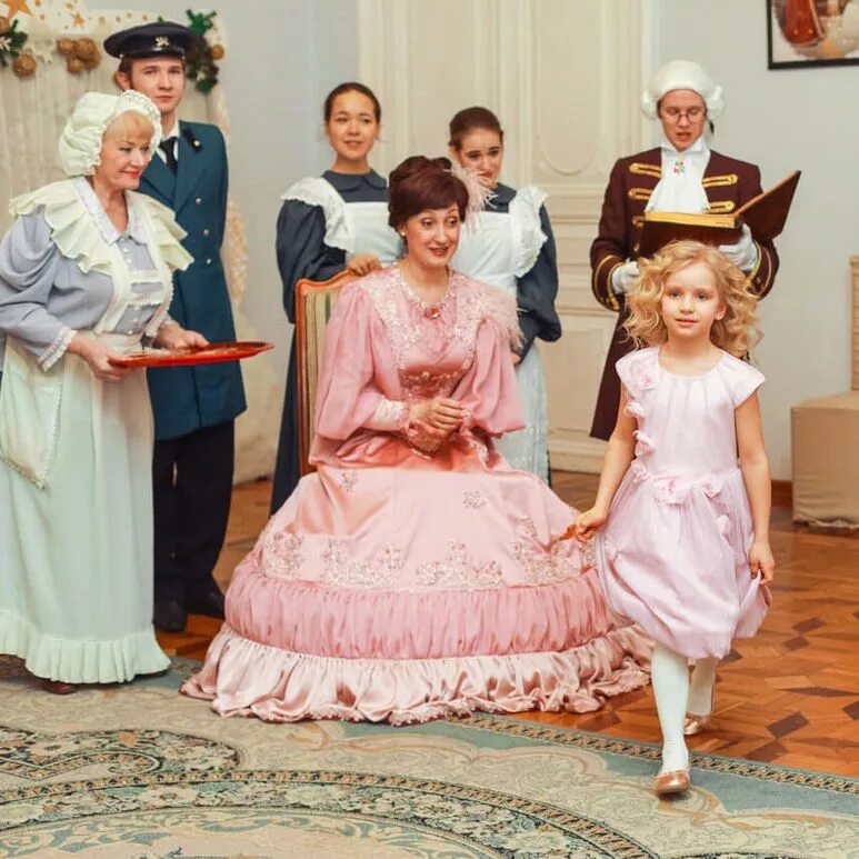 Елка мадам тупиковой екатеринбург. Дом тупиковой новый год. Елка мадам тупиковой екатеринбург. Дом мадам тупиковой екатеринбург. Елка в доме тупиковой екатеринбург 2022.