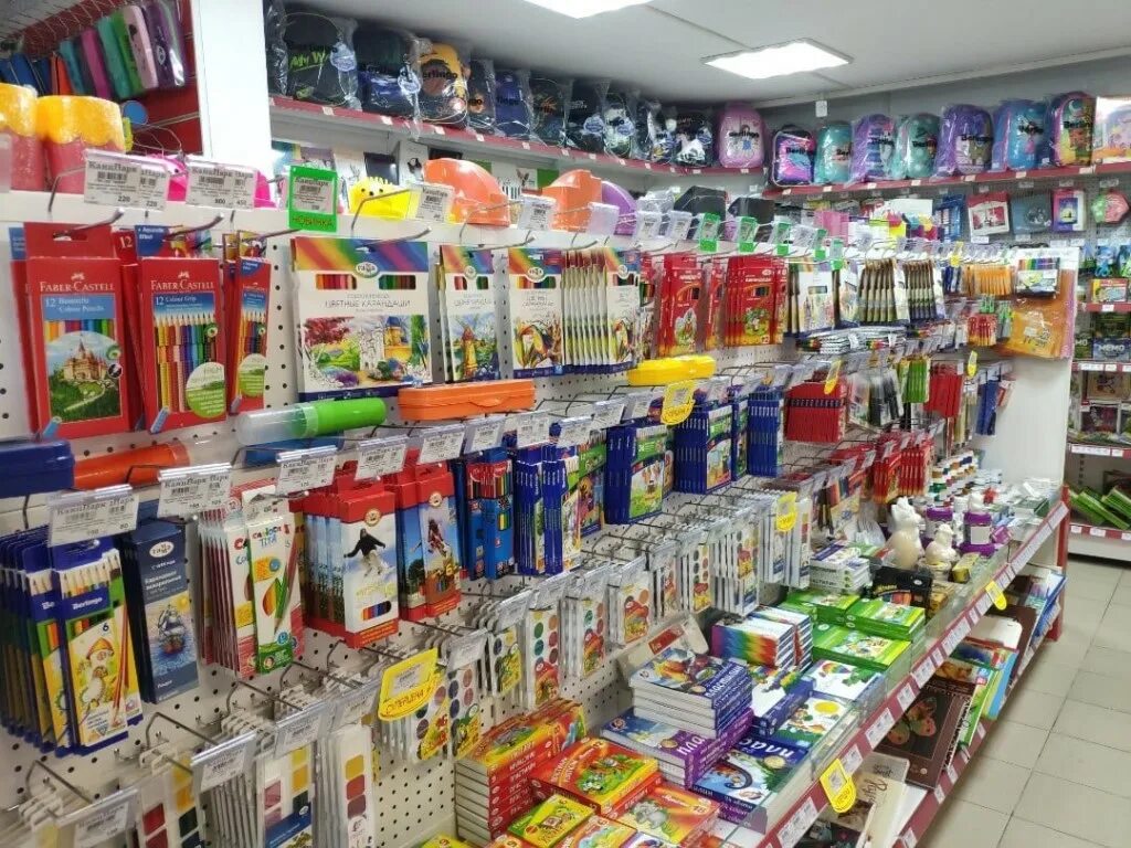 выкладка канцтоваров. магазин канцтоваров. выкладка канцелярских товаров. канцелярский магазин. магазин доставки канцтоваров.