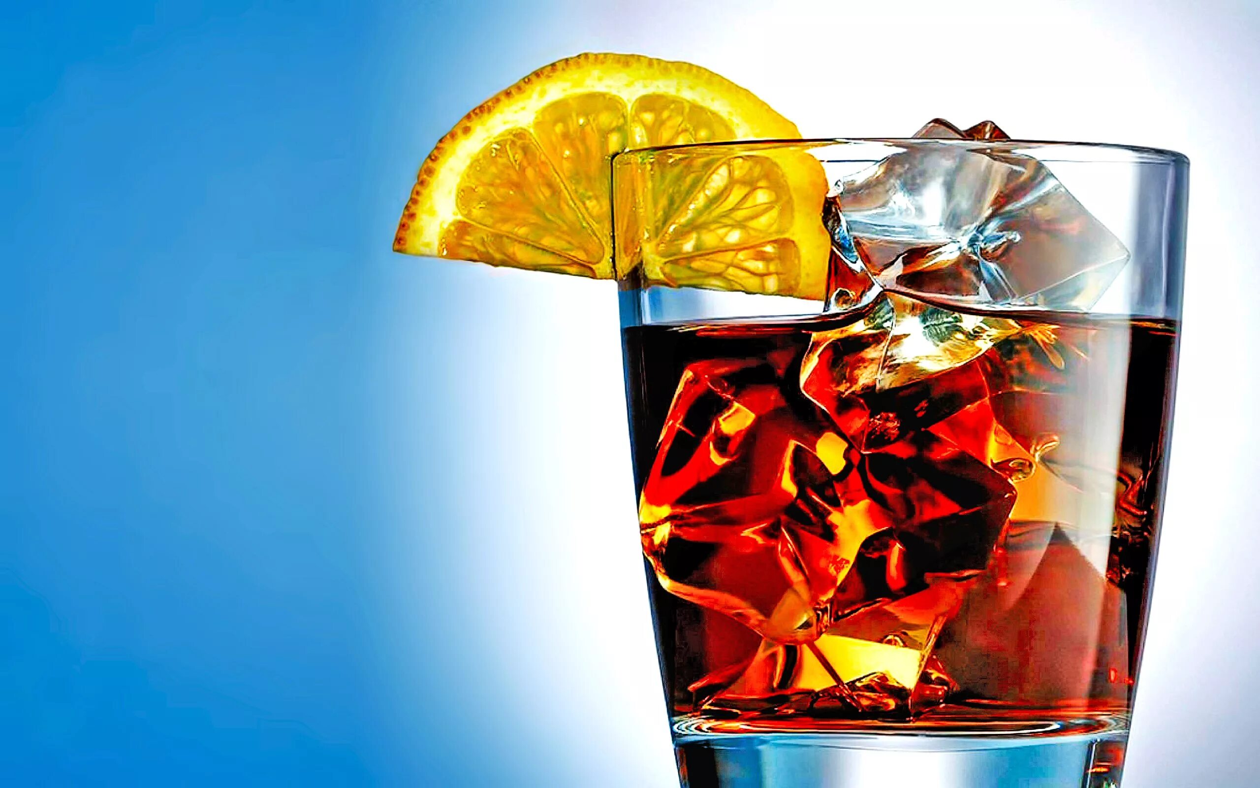 Виски кола со льдом. Виски кола. Дюарс хайбол коктейль. Стакан виски со льдом. Коктейль виски с колой пропорции.