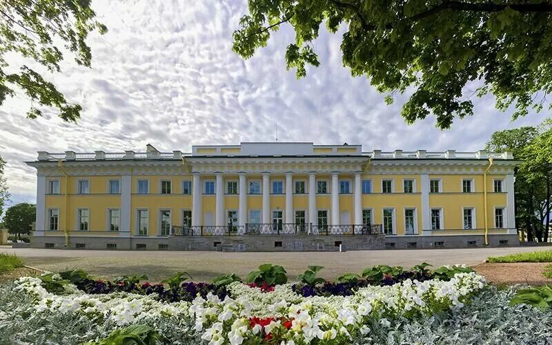 Каменноостровский дворец в санкт петербурге. Каменноостровский дворец на каменном острове. дворец павла 1 на каменном острове. каменноостровский дворец архитектор.