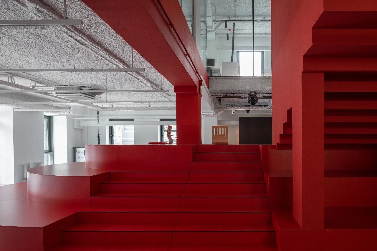 Креативные школы москвы. Школа креативных технологий тумо москва. Московские школы интерьер. Строгино школа ул. Школьный интерьер.