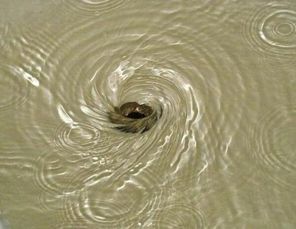 Кереопсис водоворот. Воронка воды в раковине. Воронка в воде. Вода против часовой стрелки