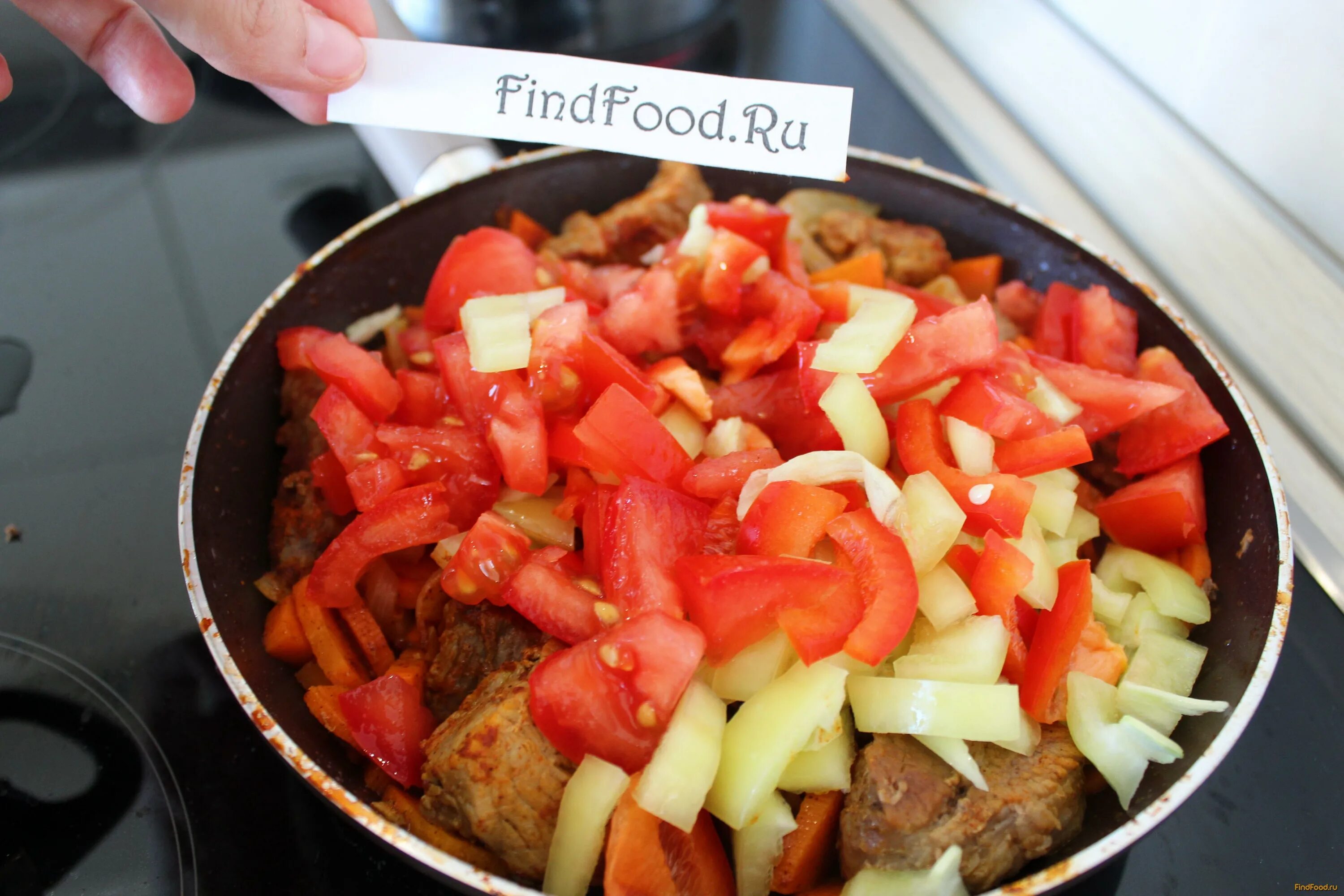 гуляш с паприкой. гуляш с паприкой. венгерский гуляш с паприкой. гуляш из говядины с томатной пастой. паприкаш мадьярский.