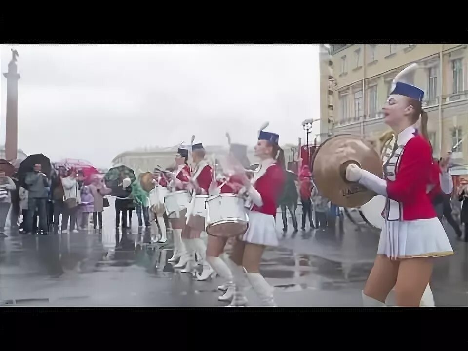 Слушать барабанщиц. Спасская башня барабанщицы. мажоретки барабанщицы санкт-петербург. шоу барабанщиц феерия спб. парад победы иркутск барабанщицы.