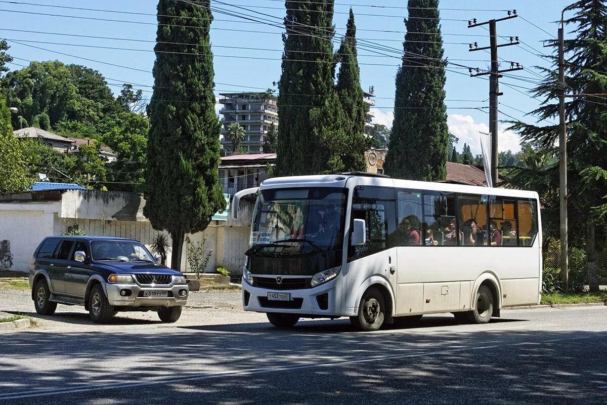 Автобусы сухуми. Автобус Сухум. Автовокзал Сухум. Сухум Автобусный парк. Общественный транспорт Сухум.