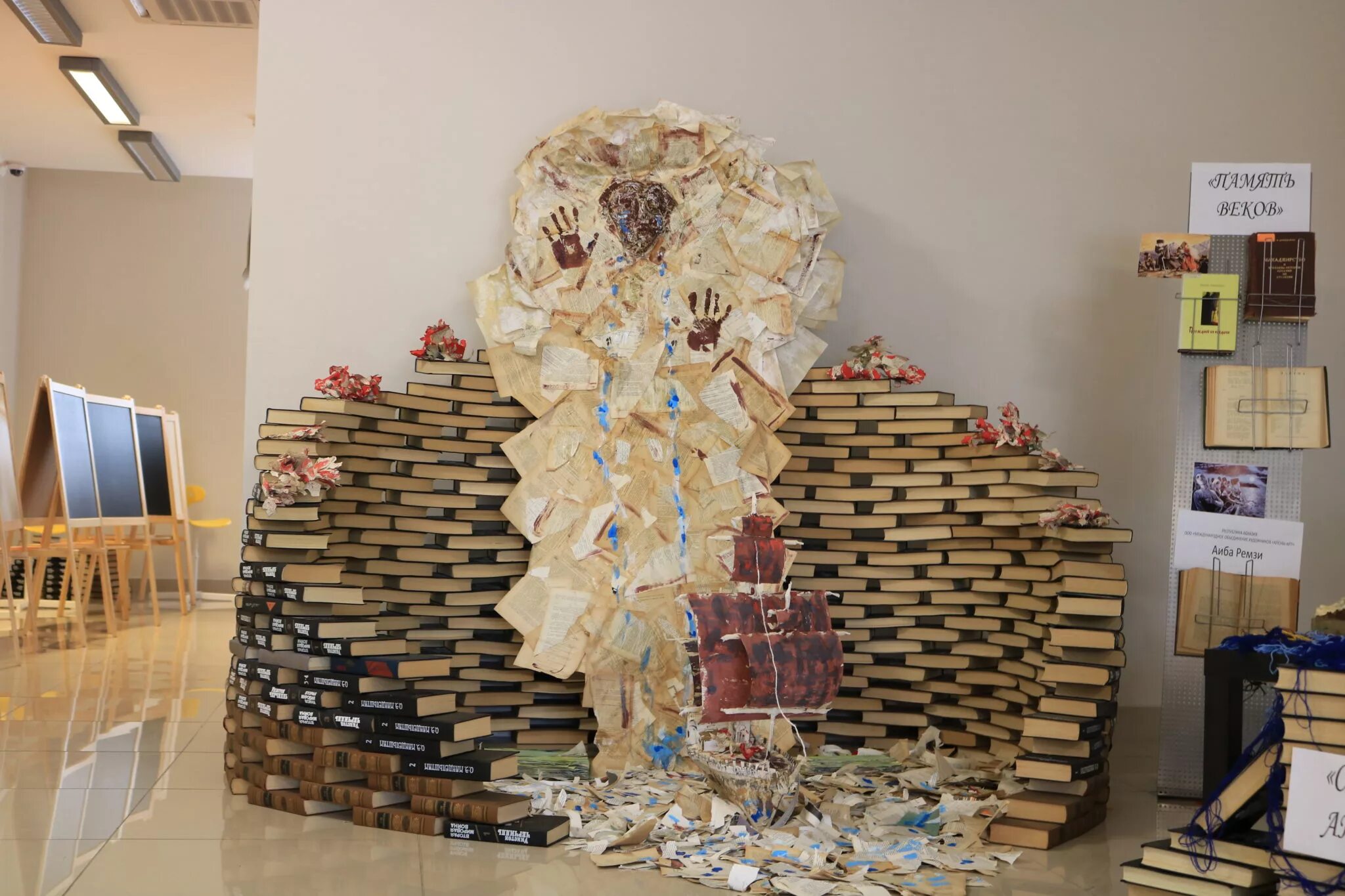 книжные инсталляции. креативные книжные выставки. книжная выставка инсталляция. украшение библиотеки. необычные книжные выставки.