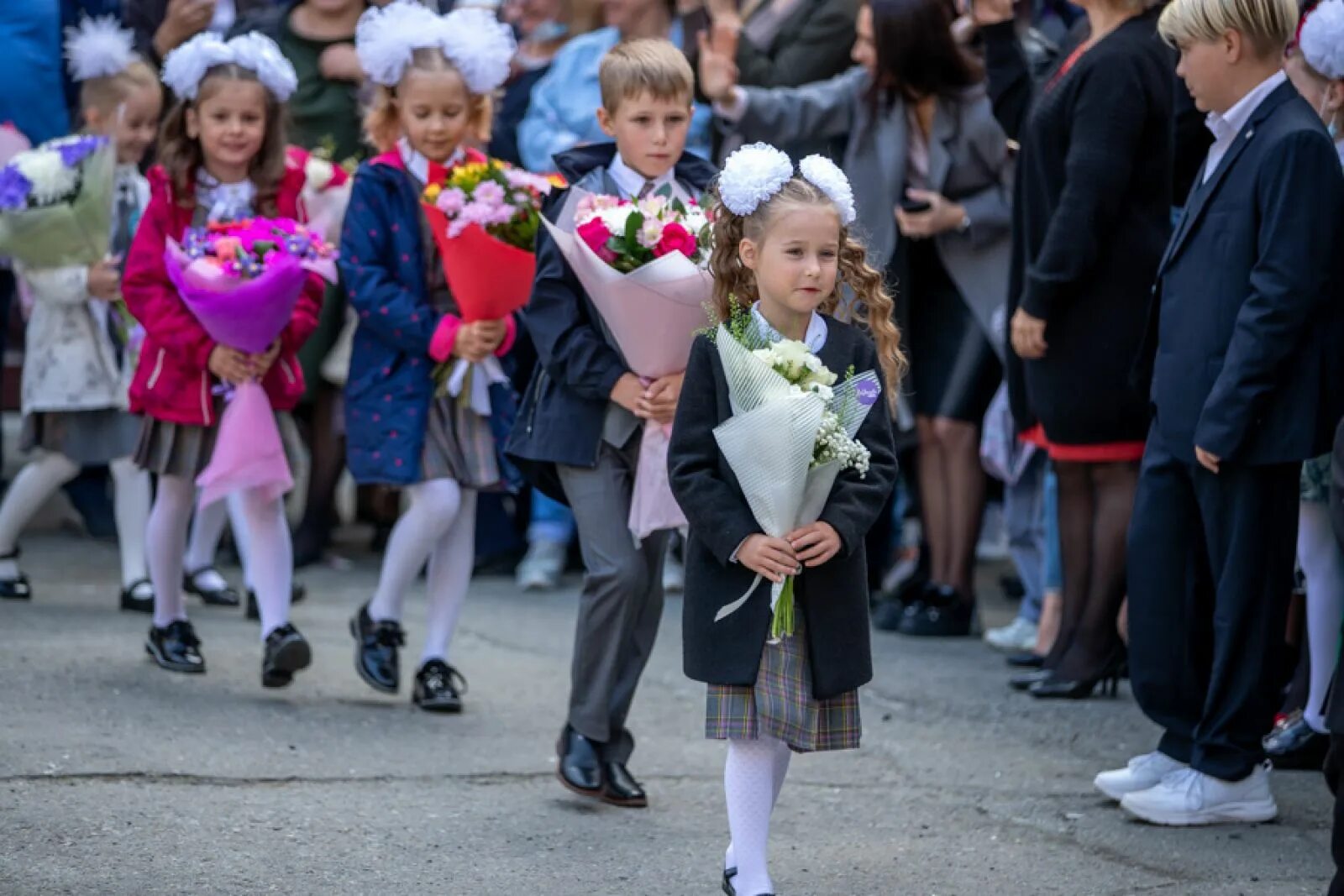 Пойдут ли в школы 1 сентября. 30 Гимназия Магадан. День знаний Магадан 30 гимназия. Школьники 1 сентября. 1 Сентября 2020.