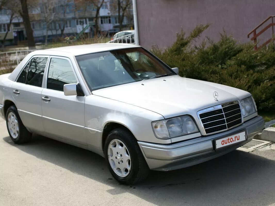 Купить мерседес кузов бу. Mercedes Benz w124 e200. Мерседес Бенц w124 1993. Mercedes w124 1993. Мерседес w124 200.