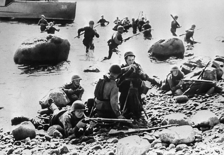 Секретный фарватер леонид дмитриевич платов книга. 4 морская бригада кбф. Вражеский берег. Морские пехотинцы в сталинграде 1942. Высадка морского десанта вов.