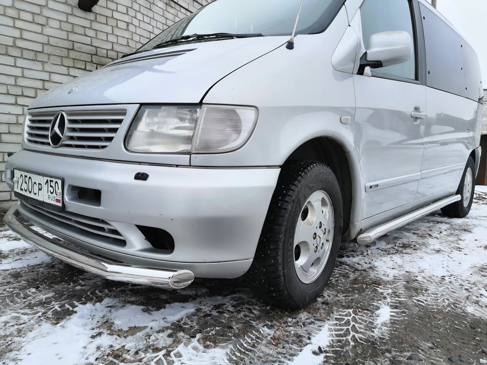 Авито купить мерседес вито 638. Мерседес Вито 638. Подножки трубы на Mercedes Vito 638. Мерседес Вито 638 кузов. Защита порогов Вито 638.