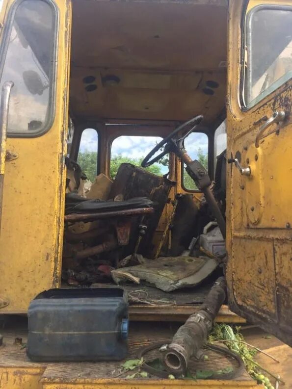 механизатор в тракторе. тракторист после 19. 01 2024. тракторист машинист. 01 2024.