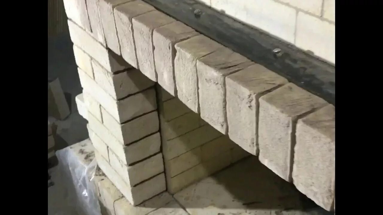 Опирание деревянной балки на кладку. Baut перемычки. Межэтажное перекрытие в кирпичном доме. Армирование кирпичной колонны 380х380 чертеж. Кирпичная перегородка в полкирпича.