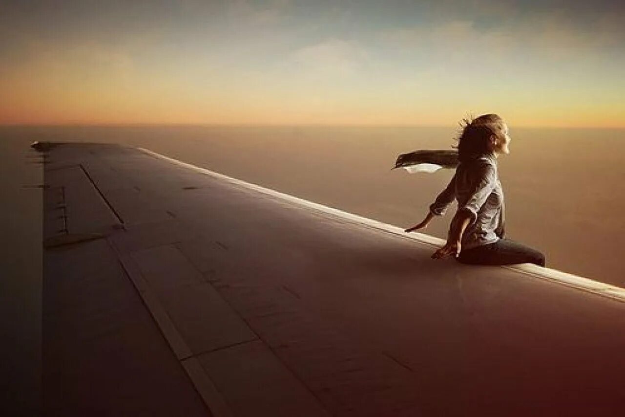 Полет на крыле самолета. Стремление к мечте. Одинокие птицы. Скоро я улетаю. Девушка летит.