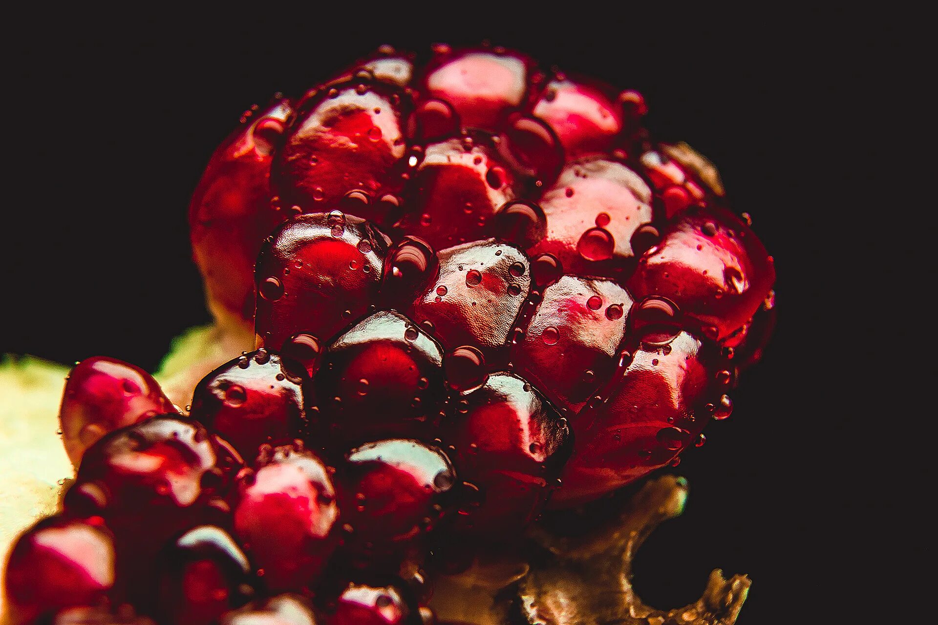 гранат азербайджанский. красивый гранат фото. раскрытый гранат. красивый гранат фото. гранат клетчатка.