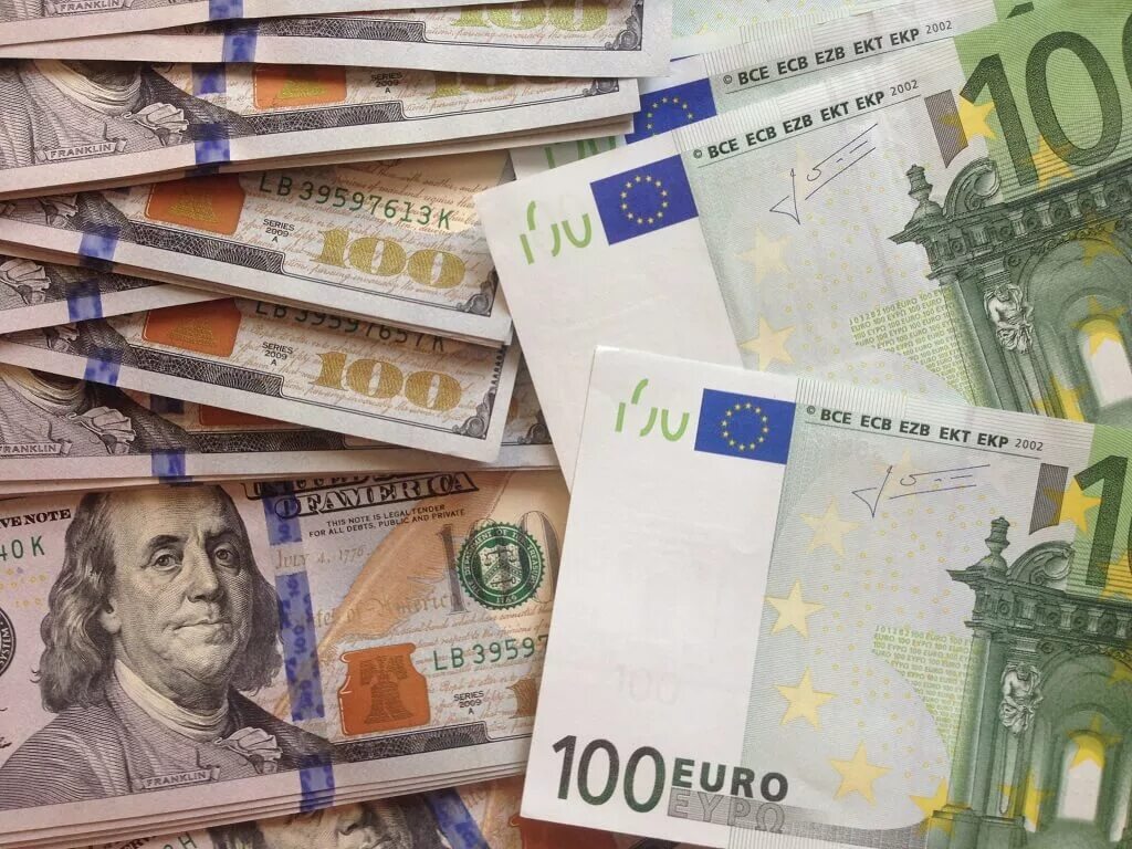 Доллары на евро в спб. Доллар и евро. Валюта доллар евро. Евро. Доллары и евро картинки.