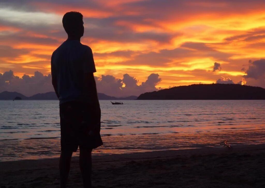 На море без парня. На море без парня. Что с людьми которые долго смотрят на море. Парень на берегу моря. Мужчина со спины.