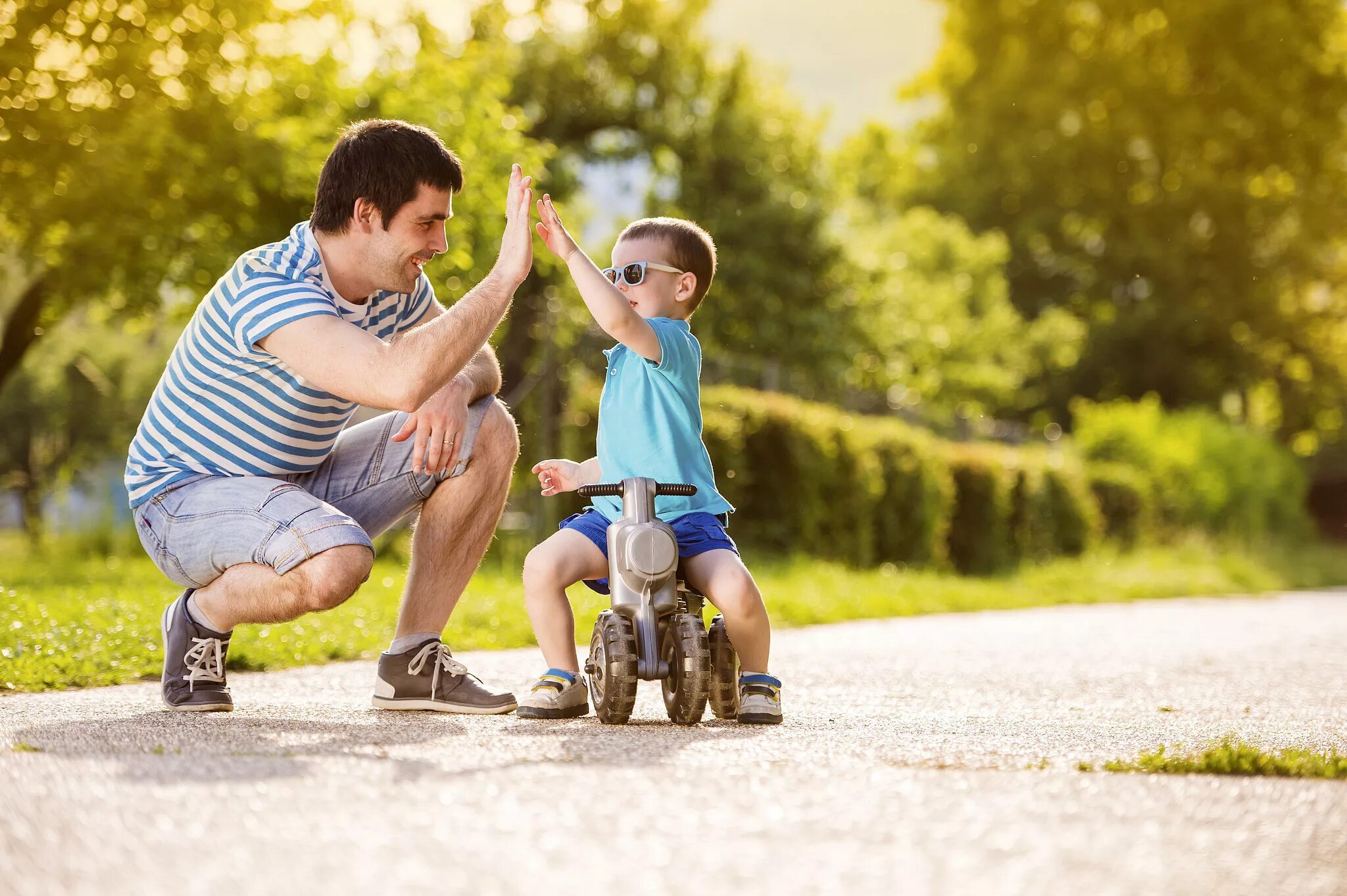 Dad likes playing. Дети на прогулке. Папа на прогулке с детьми. Отцы и дети. Детям о папе.