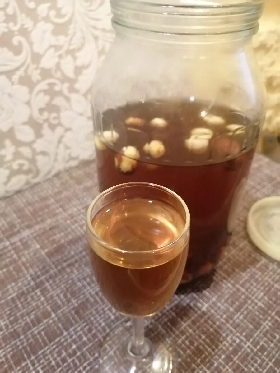 Самогон из сухофруктов. Настойка на кукурузе. Каркаде настойка на самогоне. Настойка на белом изюме. Настойка на изюме рецепт.