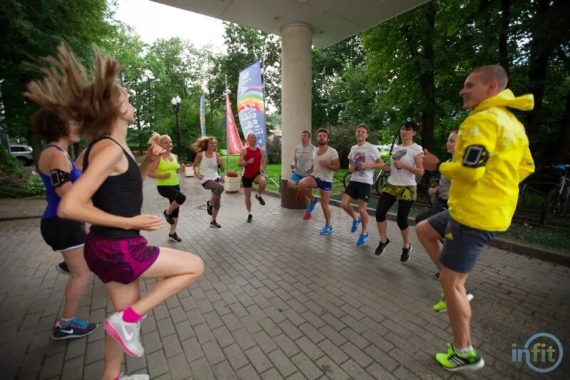 Base run. Бег в лужниках. лужники набережная бег. лужнецкая набережная бег. adidas run лужники бег.