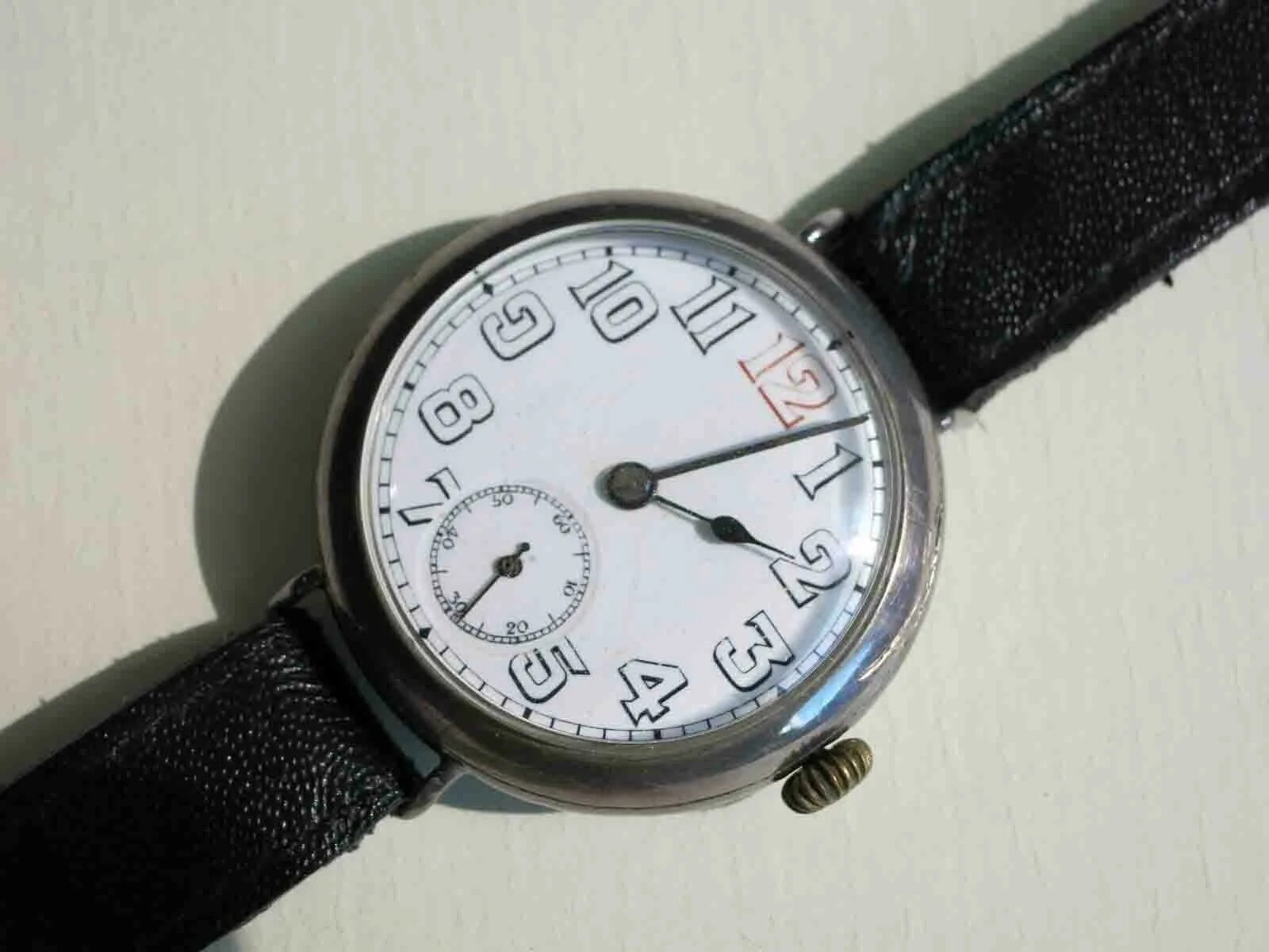Часы сума. Часы Tavannes watch co. Старинные серебряные часы наручные. Часы 1917. Наручные часы до 1917.