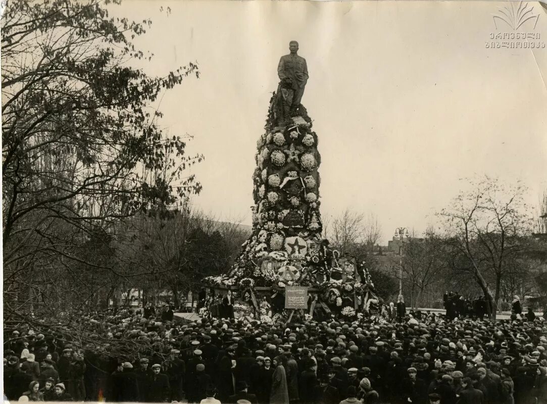 Грузия после ссср. Восстание сталинистов в Тбилиси 1956. Памятник Сталину в Тбилиси. Тбилиси март 1956. Митинг в Тбилиси 1956.