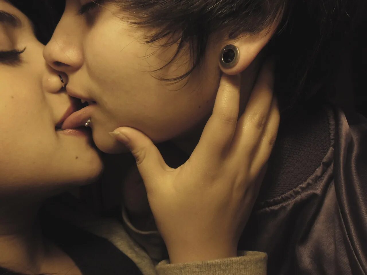 Lesbi face. Подростковый поцелуй с языком. Поцелуй в засос. Поцелуй девушек взасос.