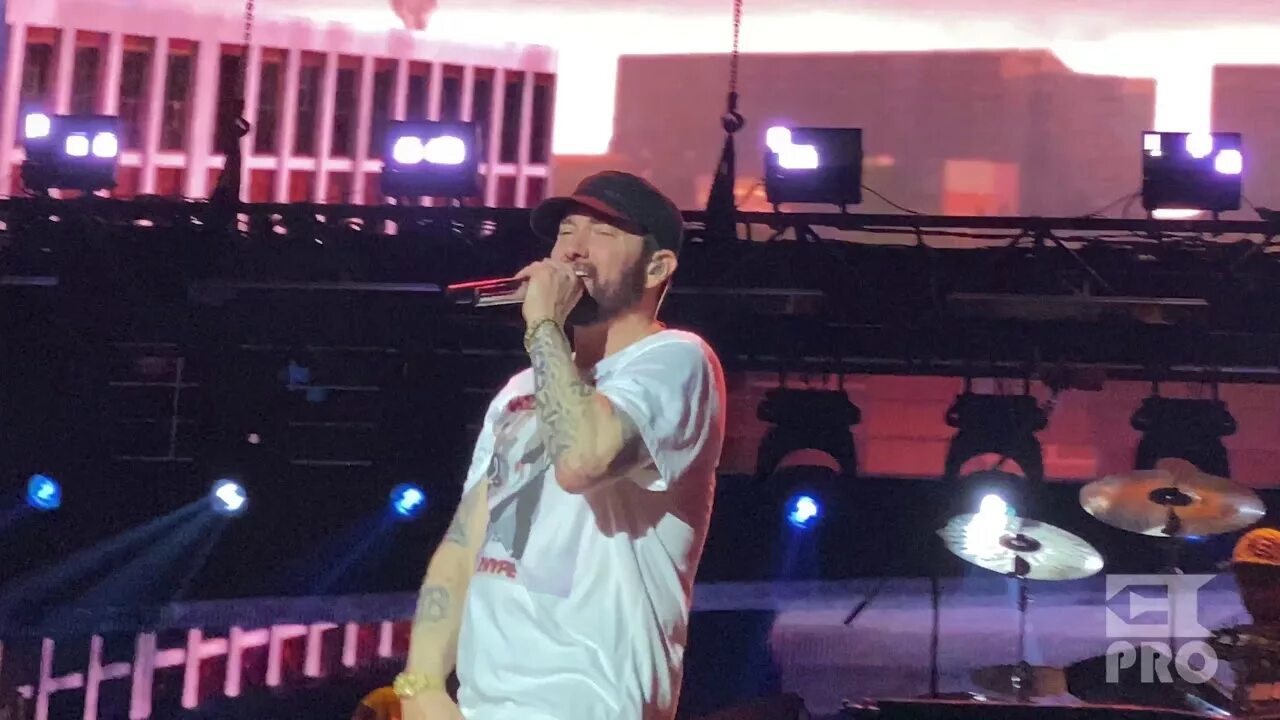 Eminem the way i am. Эминем концерт 2019. Эминем концертный тур. Eminem Concert. Эминем /2010 на крыше концерт.