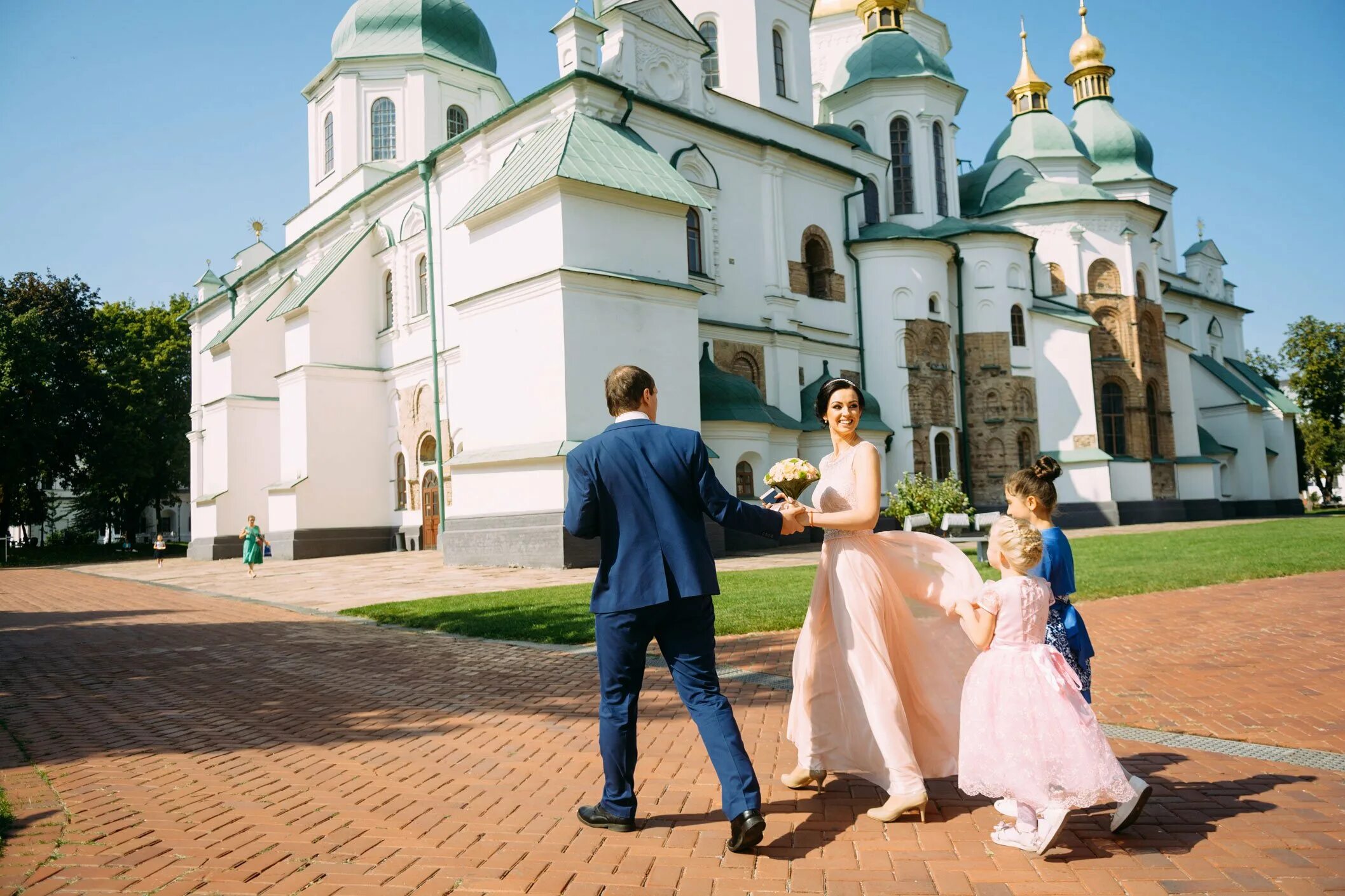 2023 венчание. Венчание в Софийском соборе Великого Новгорода. Венчание в Софийском соборе Вологда. Свадьба в православном стиле. Венчание в православной церкви.