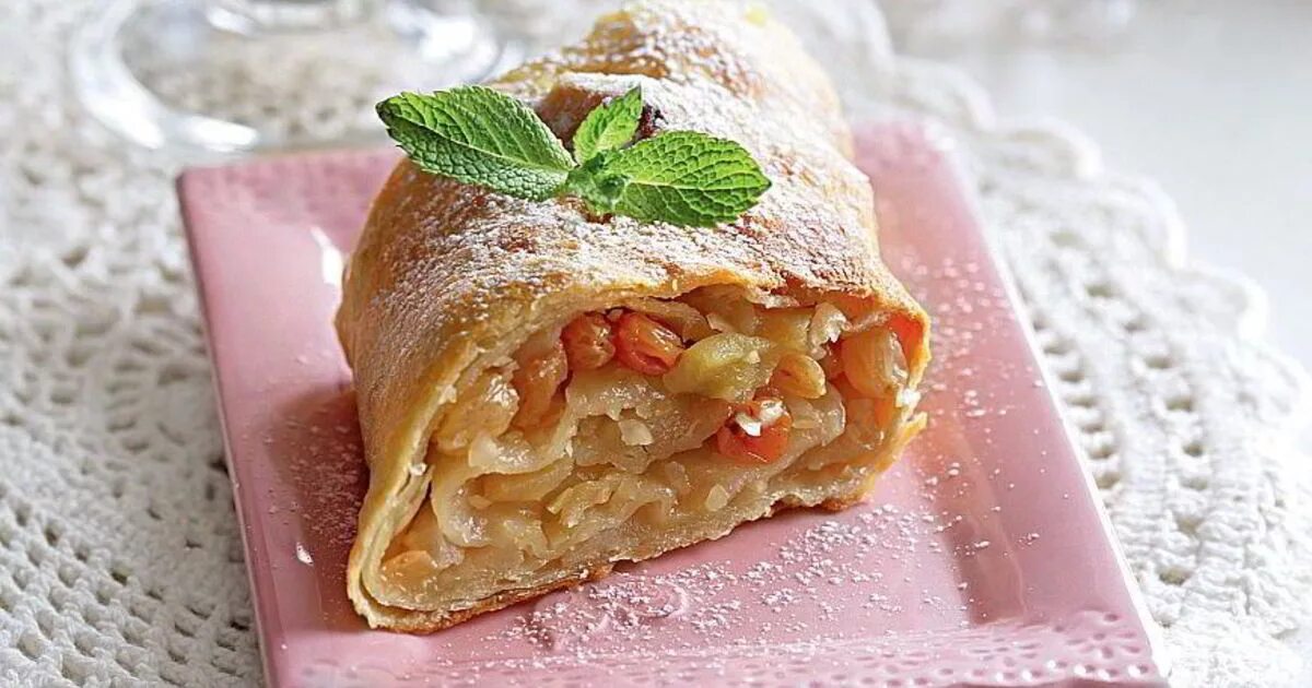 Штрудель тесто классический. Яблочный штрудель (Apfelstrudel). Венский апфельштрудель. Венский штрудель Австрия. Венский штрудель классический.