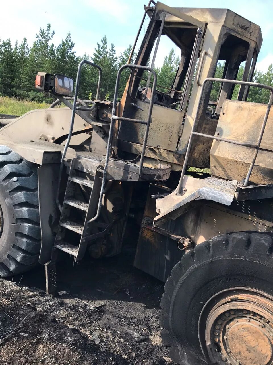 Сгорел трактор. Горелый трактор. Загорелся трактор. Колёсный трактор сгоревший. Сгоревший трактор