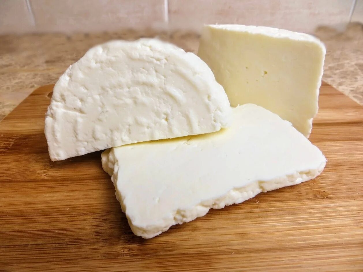 Сделать домашний сыр из творога рецепт. Сыроварение адыгейский сыр. Сыр адыгейский Сыродел. Домашний сыр из молока. Адыгейский сыр в домашних.