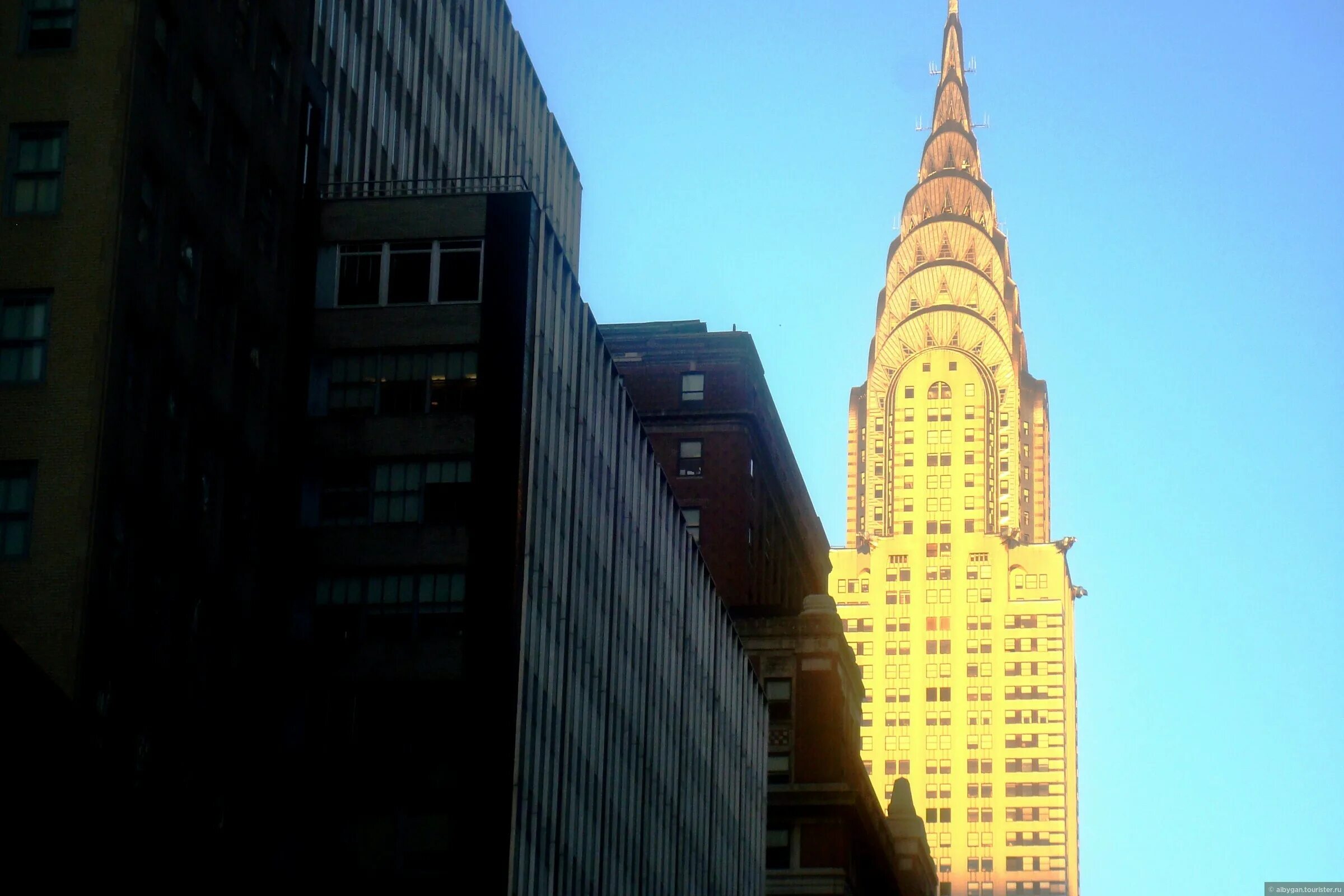 Небоскреб крайслер-билдинг в нью-йорке. Нимейер хайфа университет. Сан франциско архитектура небоскребы. Танцующий дом прага чехия. Обеими зданиями.