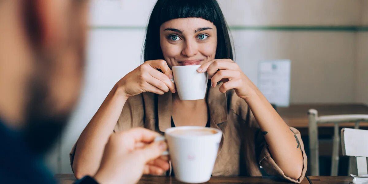 Do i drink coffee. Девушка пьет кофе. Девушка в кафе. Девушка в кофейне. Девушка пьет кофе в кафе.