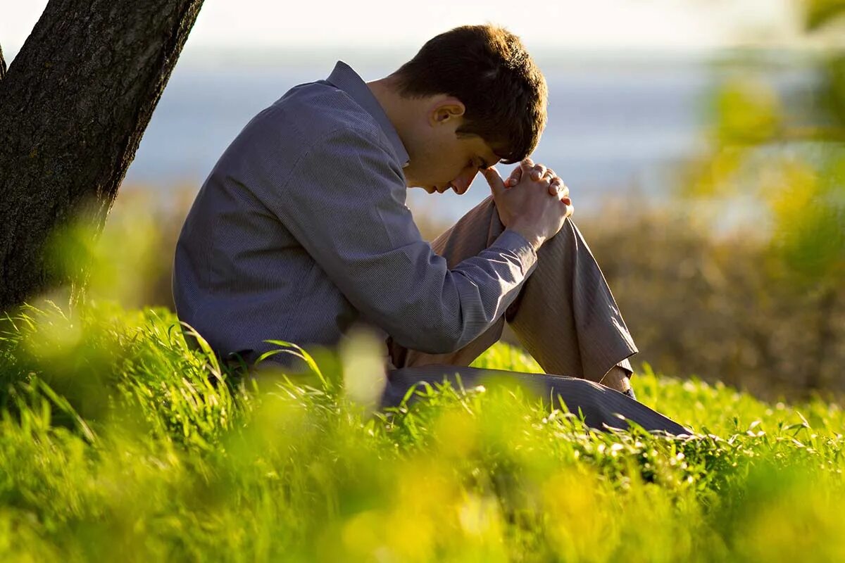 Смиренный человек. Человек молится на природе. Человек молится Богу на природе. Человек размышляет на природе. Размышляя о качествах