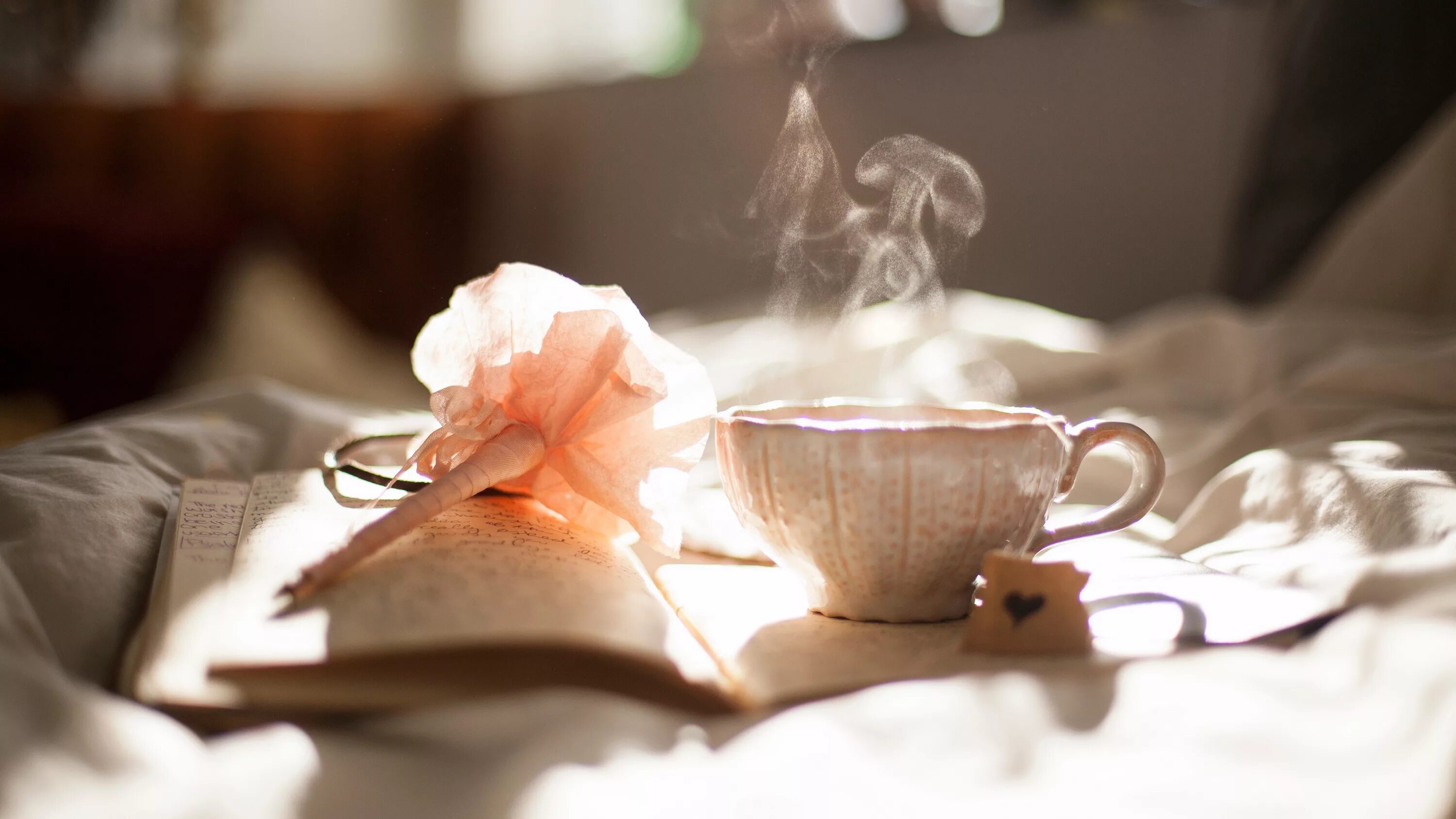 Стол ласково. Нежность утра. Утро чай. Кофе с цветами в постель. Уютное утро.
