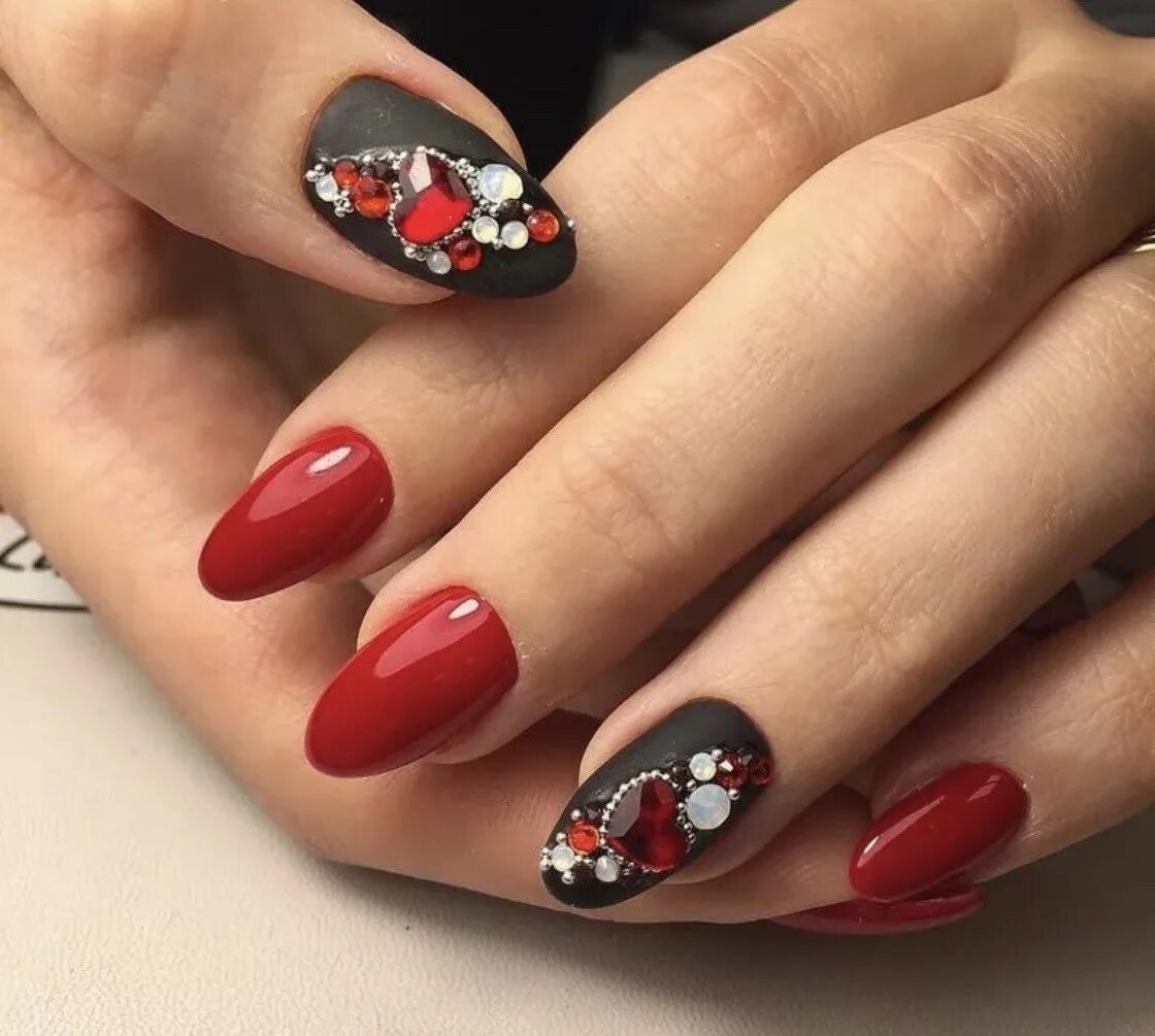 Маникюр на день влюбленных. Маникюр на короткие ногти с сердечками. Ногти с сердечками. Маникюр на 14 февраля на короткие. Маникюр на день влюбленных.