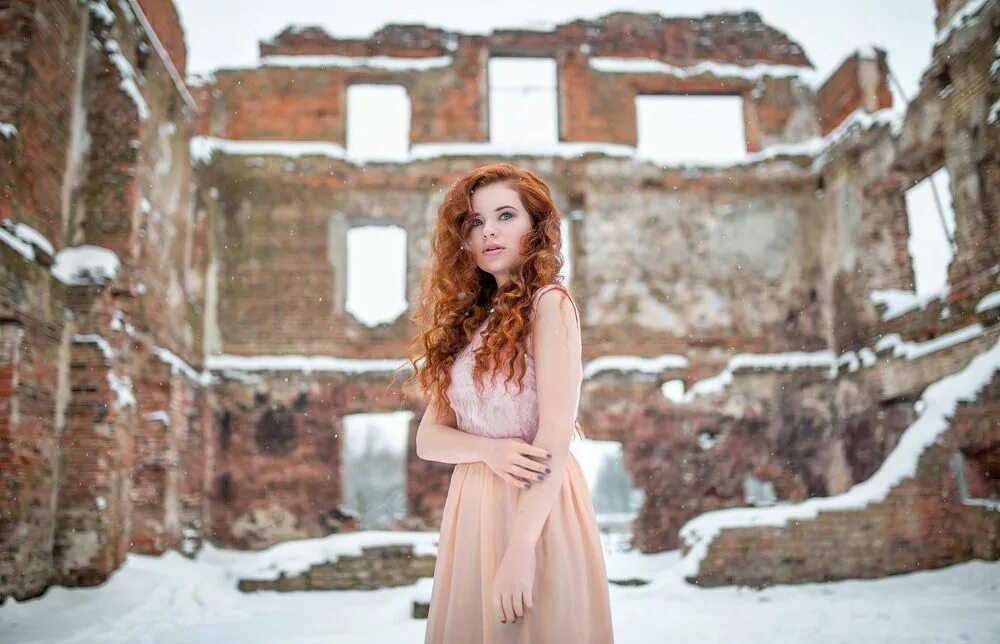 фотосессия в развалинах. фотосессия на руинах девушка. человек на развалинах. девочка руина. девочка руина.