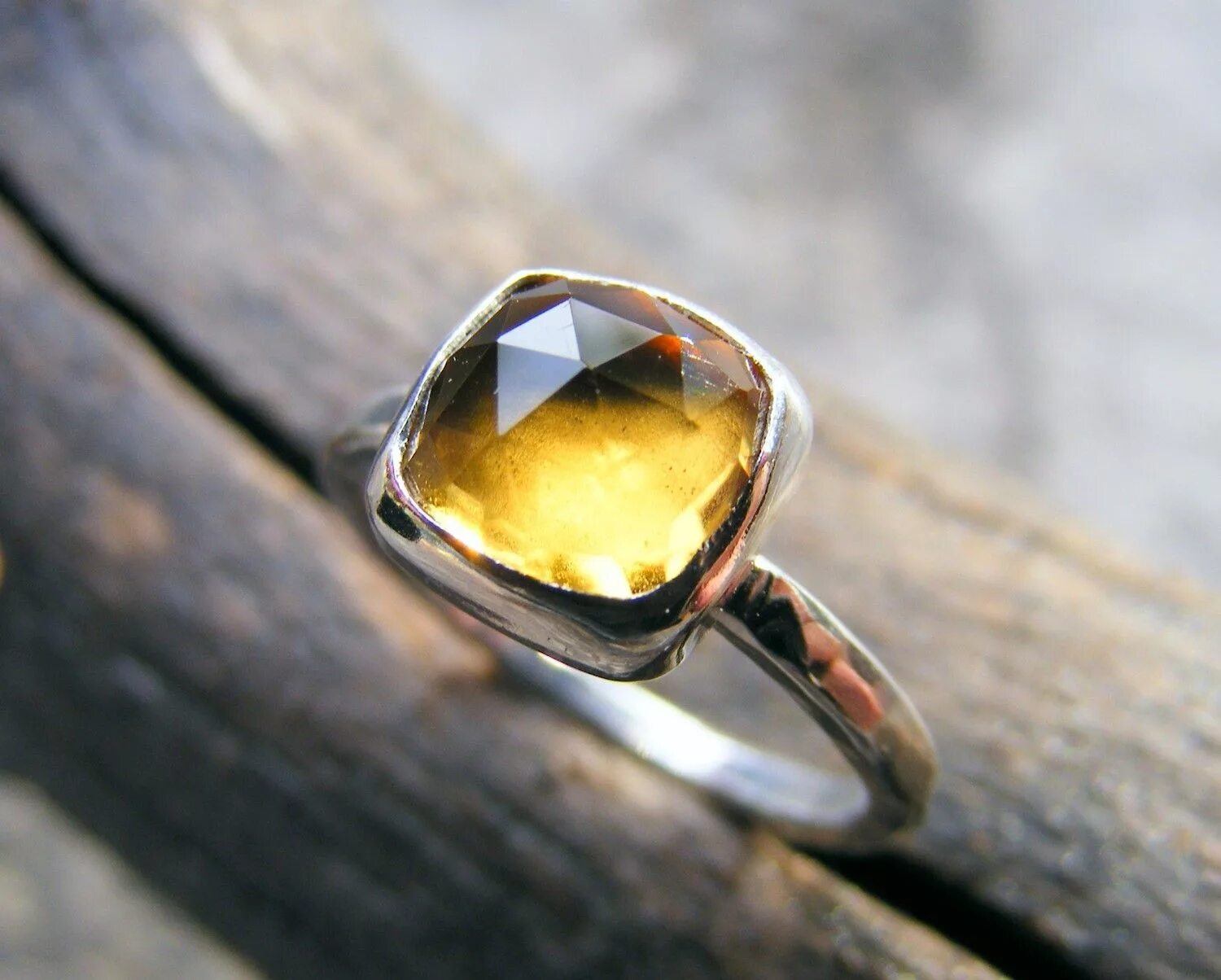 Кольца stone. Кольцо с желтым камнем. Серебренное кольцо с жёлтым камнем. Кольцо с желтым камнем серебро. Кольцо с желтым топазом.