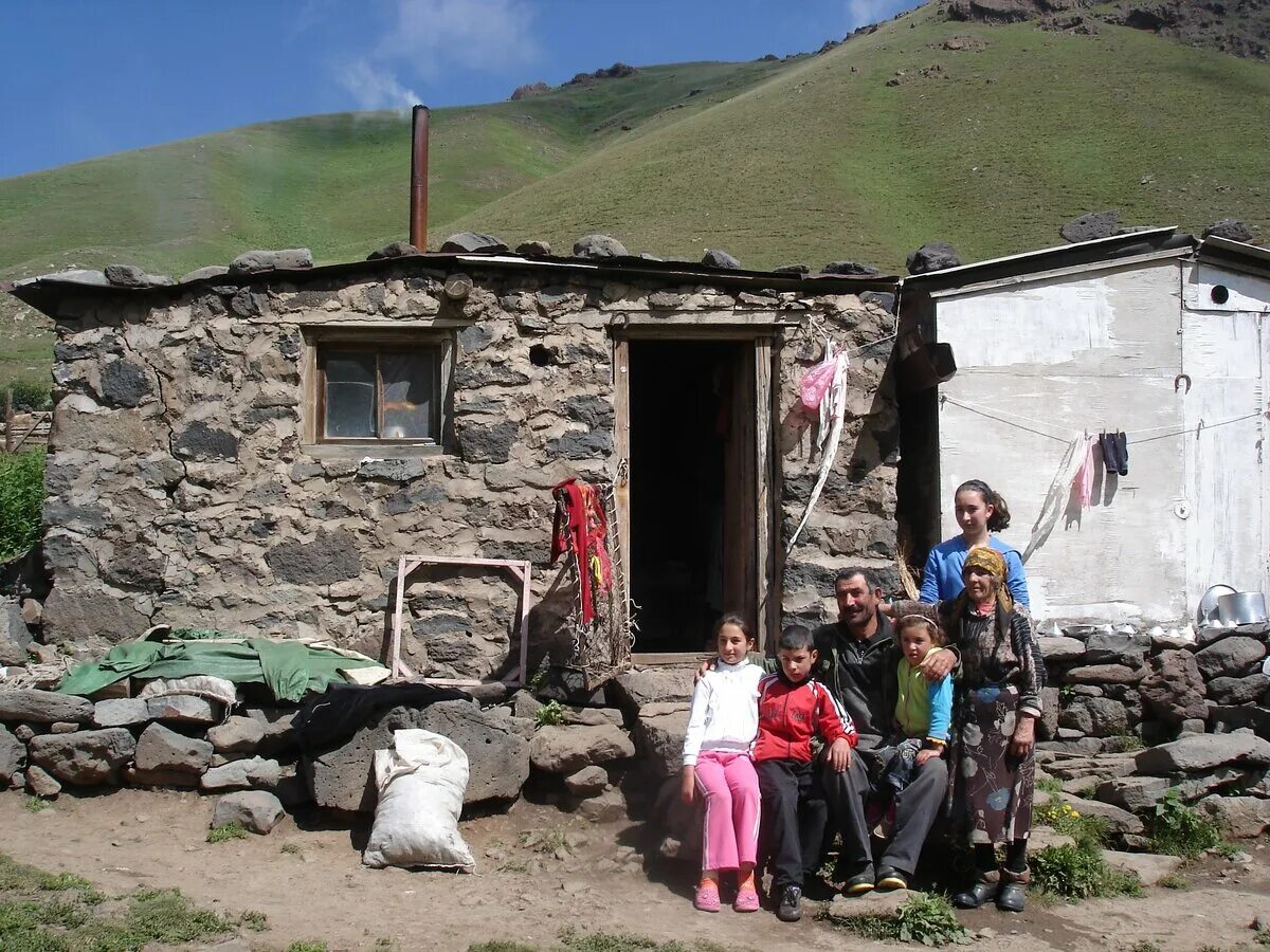 Фото сакли в горах. Жилище горцев сакля. Турция домики в горах. Сакли в чечне. Хижина сольве швейцария.