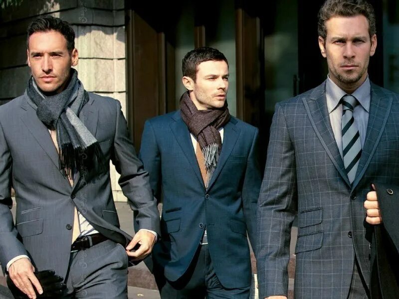 Три мужчины в пиджаках. Три мужчины в костюмах. Много мужчин в костюмах. Мужской стиль Яппи.
