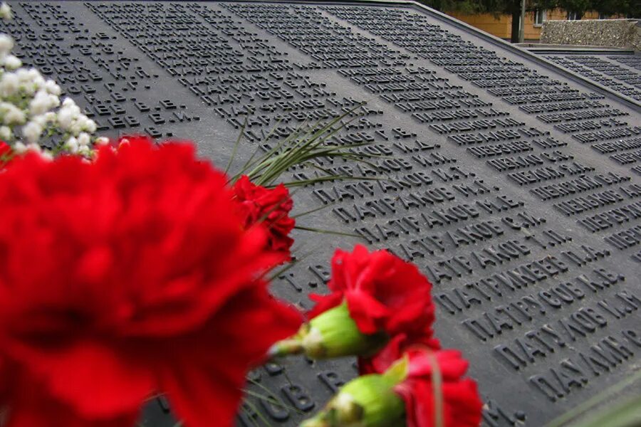 Мемориал памяти погибших в Великой Отечественной войне 1941-1945. Мемориал памяти и славы погибших в ВОВ. Мемориальная плита памяти. Память воинам Великой Отечественной войны.