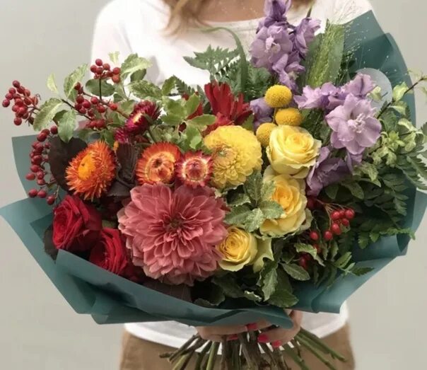 Вертикальный букет. Букет для директора школы. Букет директору. Треугольный букет. Букет директору.