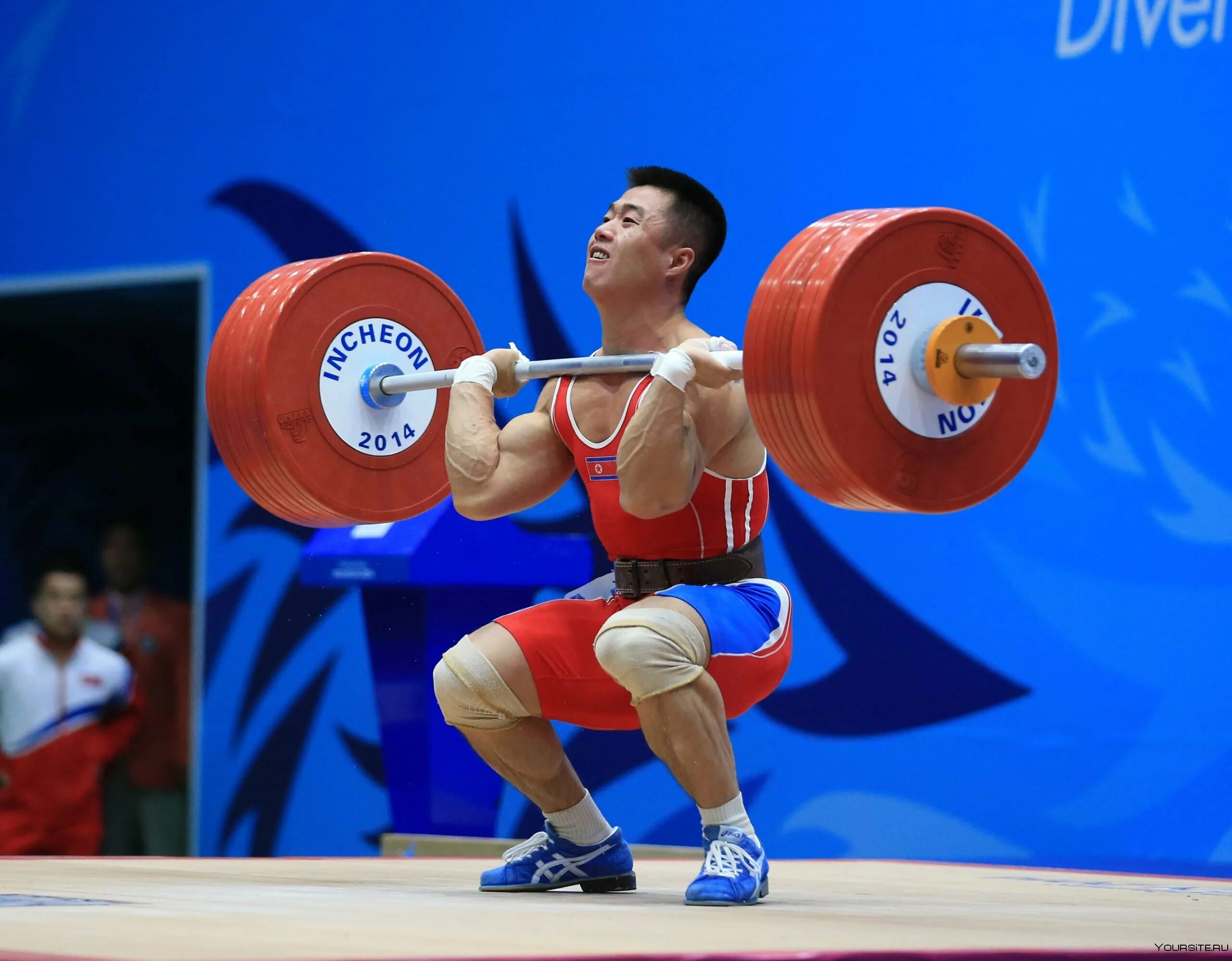 Спортсмены на соревнованиях по тяжелой атлетике. Lu Xiaojun сейчас.