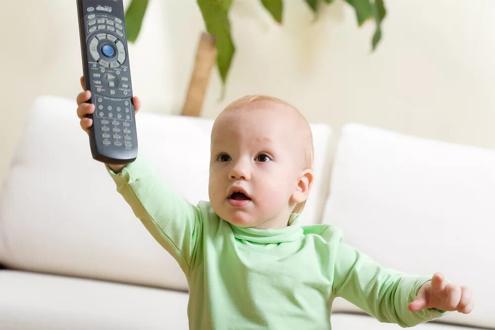 Ребенок без телевизора. Мальчик с пультом от телевизора. Малыш с пультом. Телевизор для детей. Детский пульт для телевизора.