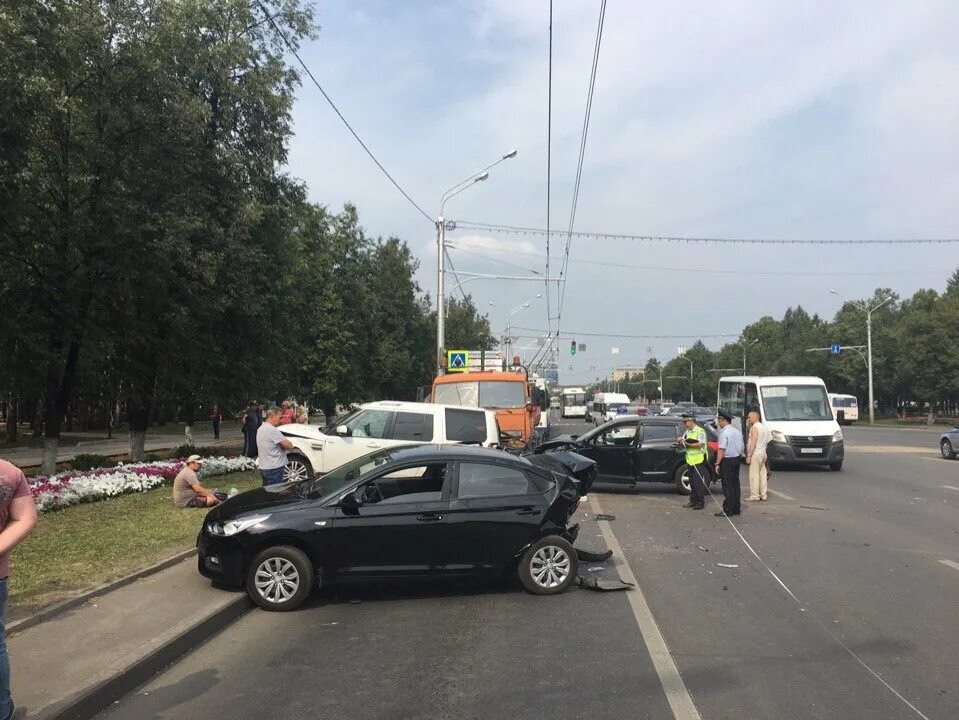 Авария в уфе вчера. ДТП В Уфа проспект октября. Авария в Уфе за последние. Авария в Уфе сегодня на проспекте. ДТП на проспекте октября в Уфе вчера.